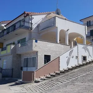 https://apartment-karmen-trogir.hotels-in-trogir.com